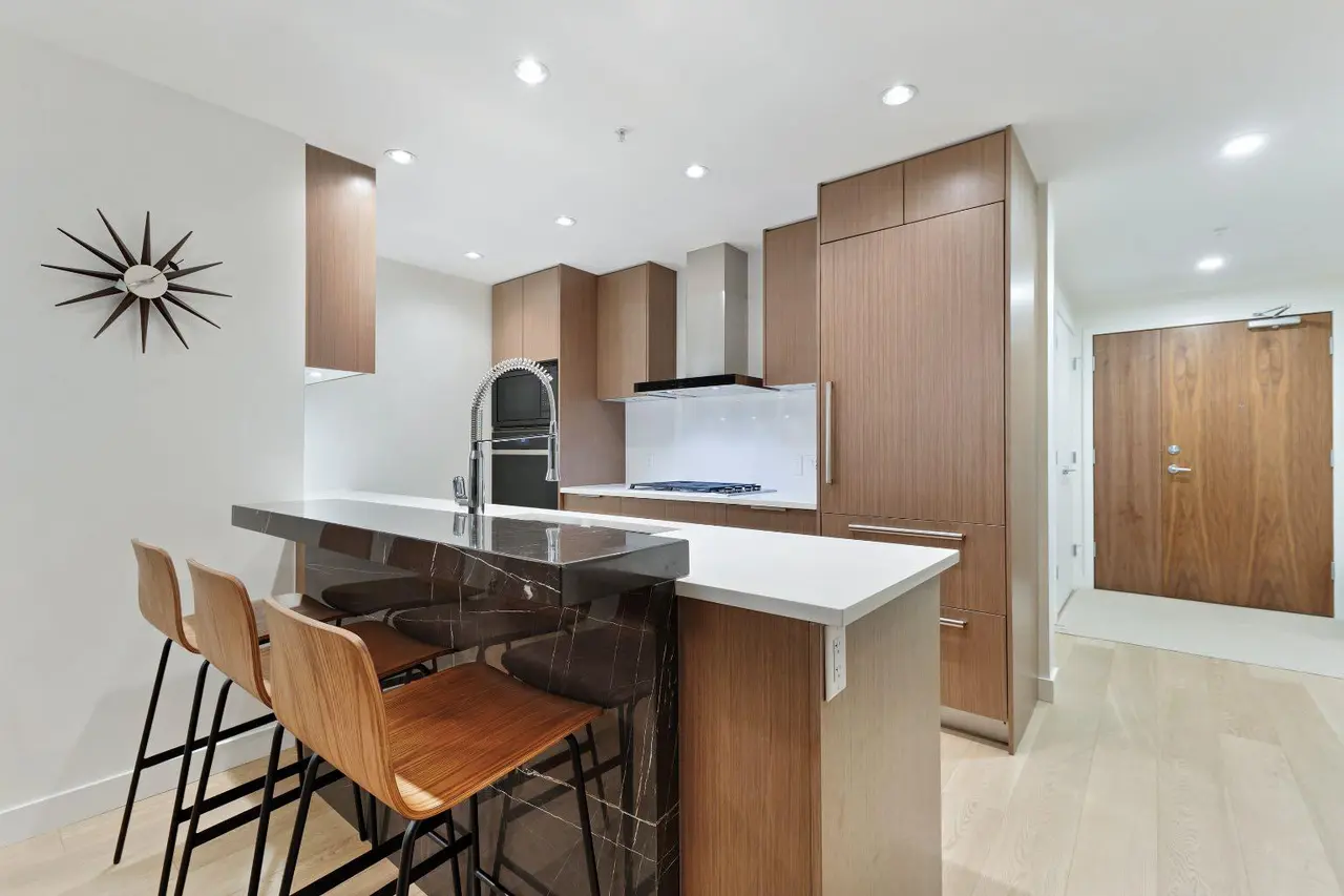 104, 128 Waterfront Court SW