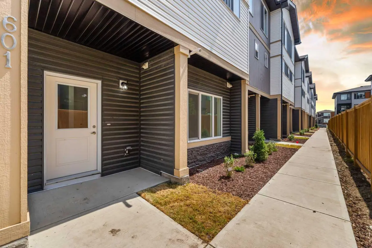 602, 90 Corner Meadows Manor NE