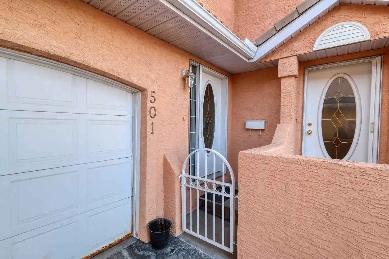 501 Coral Cove NE