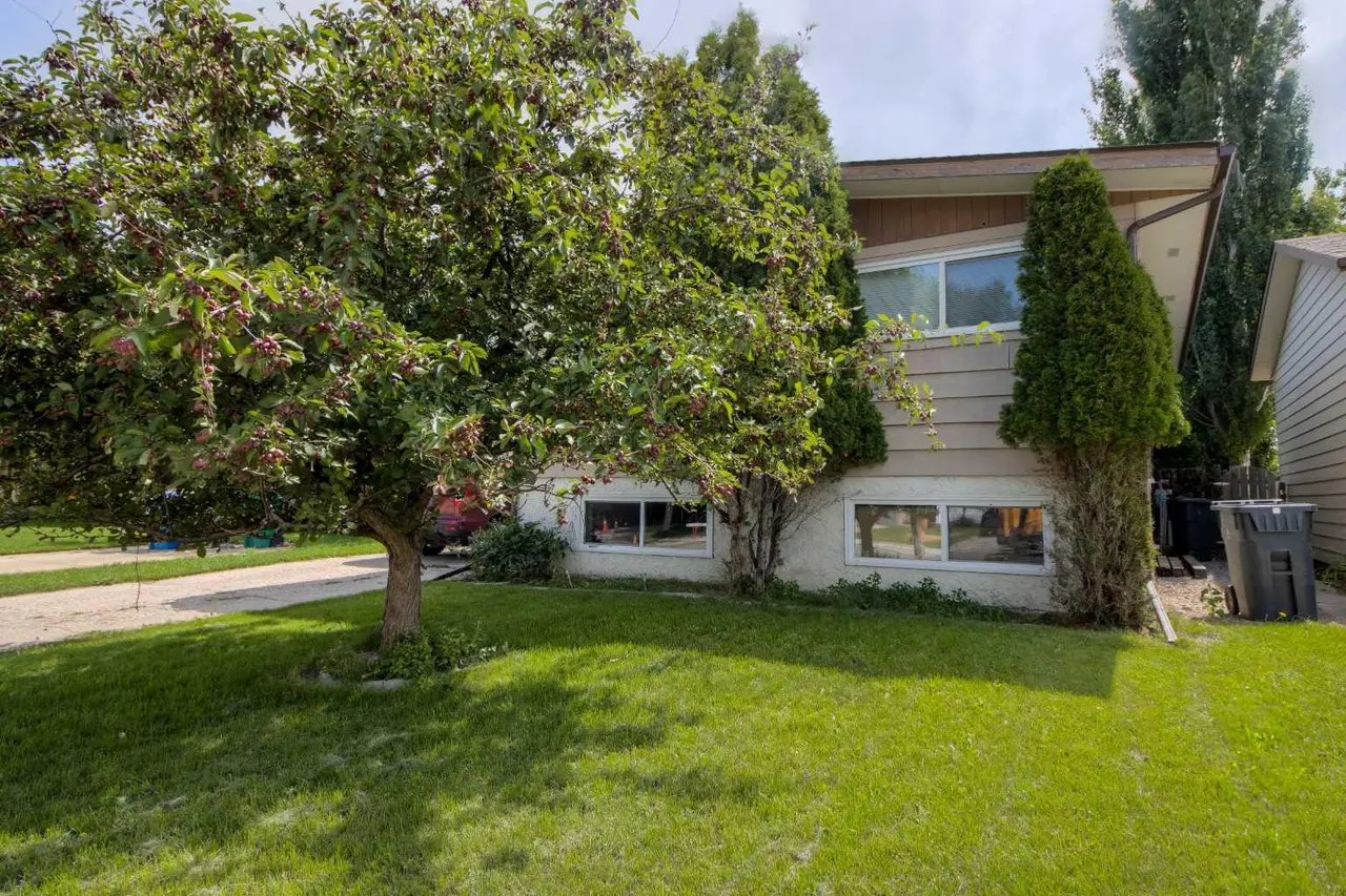 7 cayuga Place W