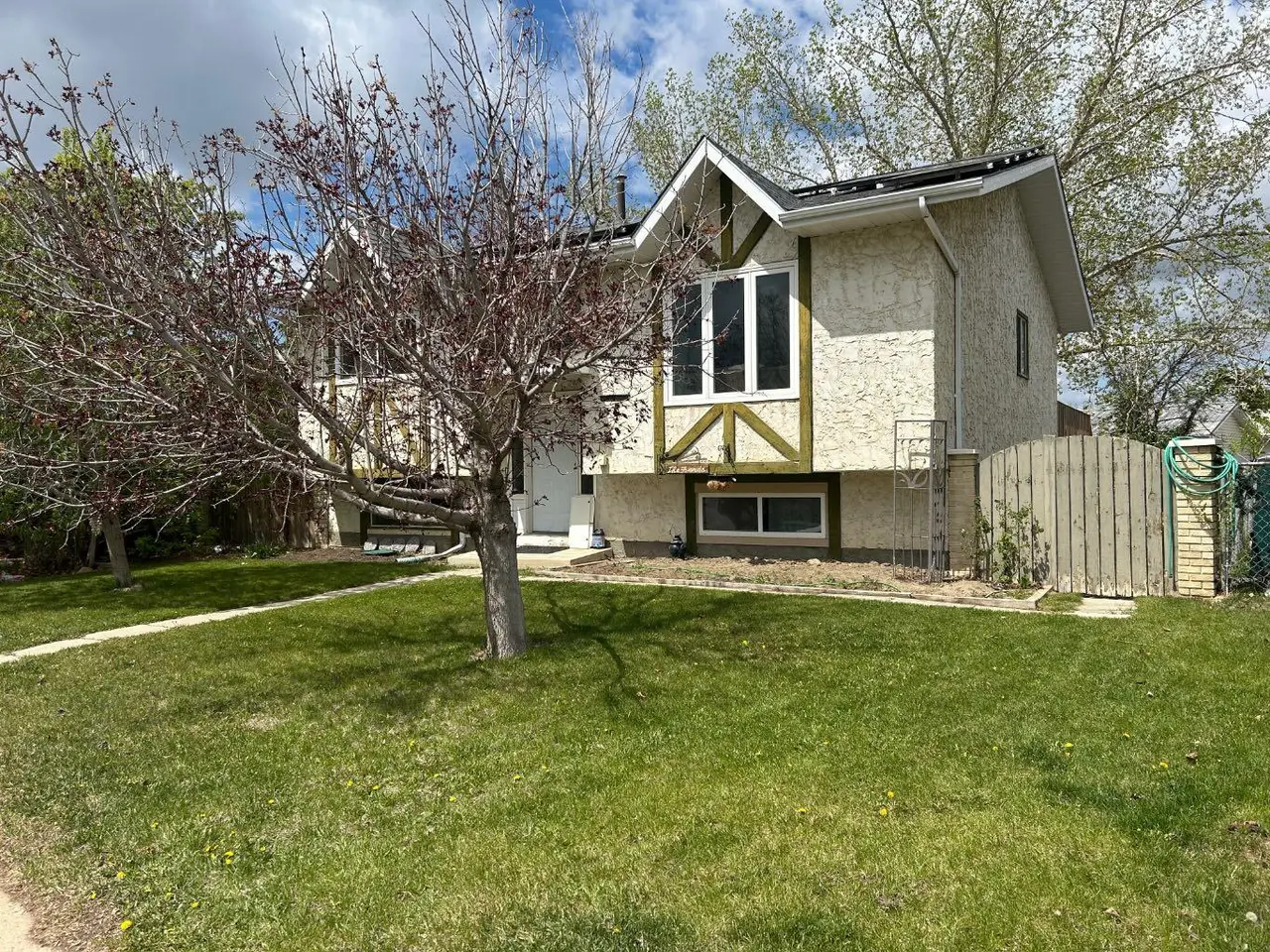 44 Wildrose Crescent W