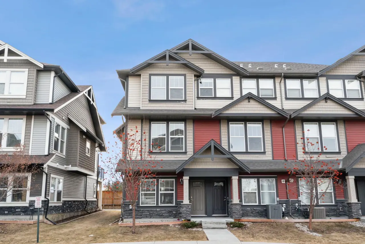 2001, 280 Williamstown Close NW