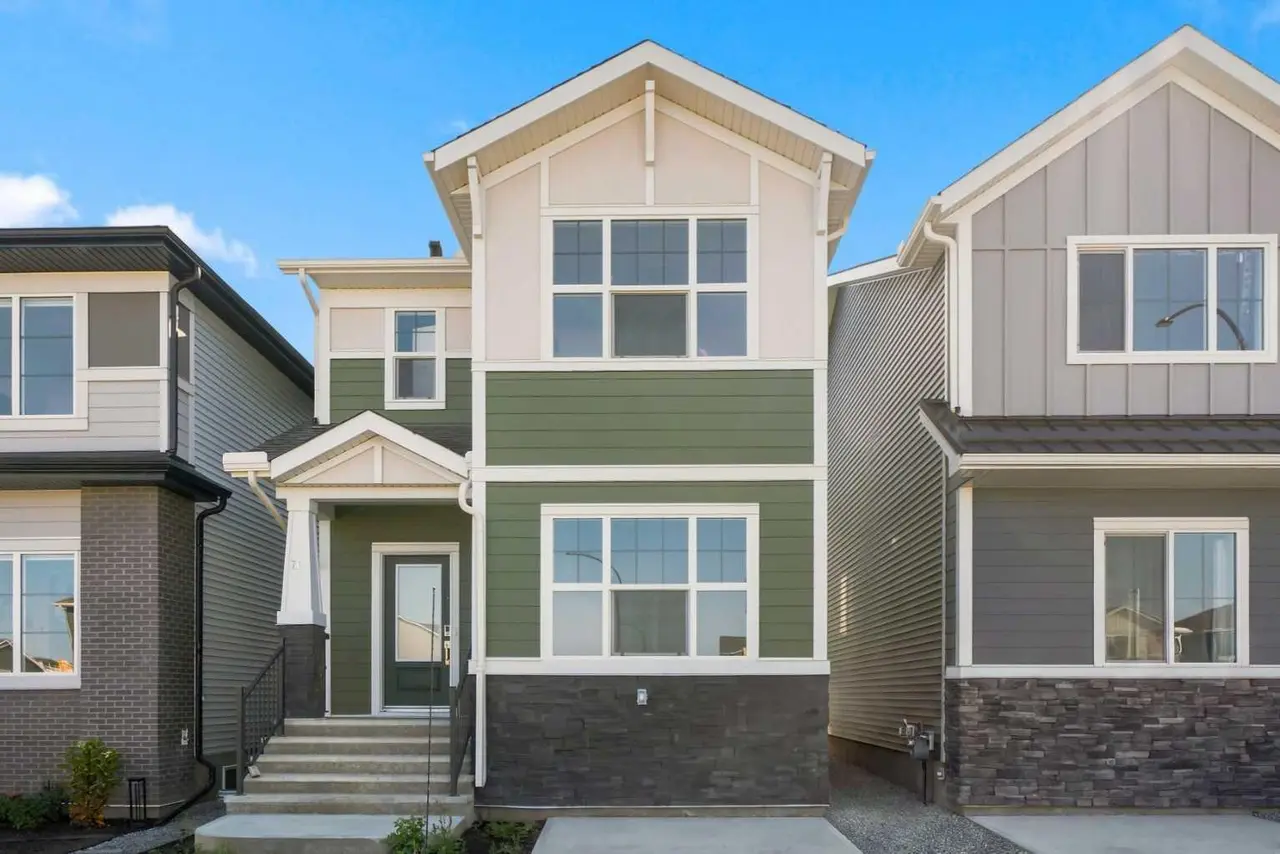 76 Buffaloberry Manor SE