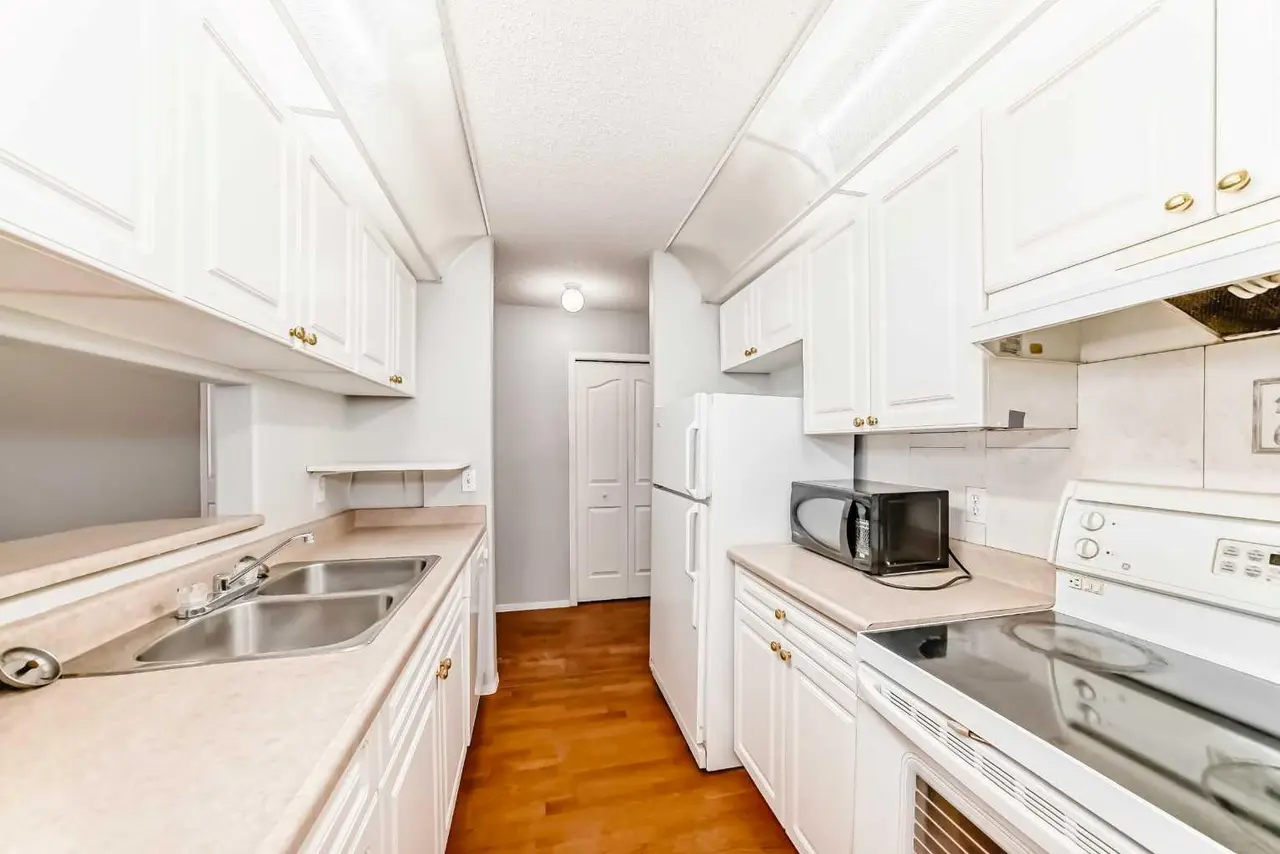 2110, 20 Harvest Rose Park NE