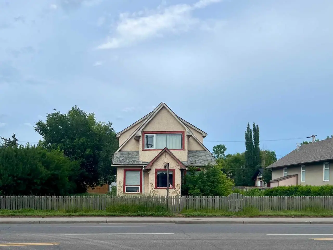 1312 Edmonton Trail NE