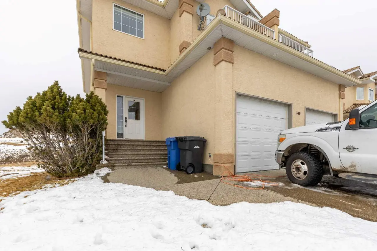 4, 369 Canyon Boulevard W