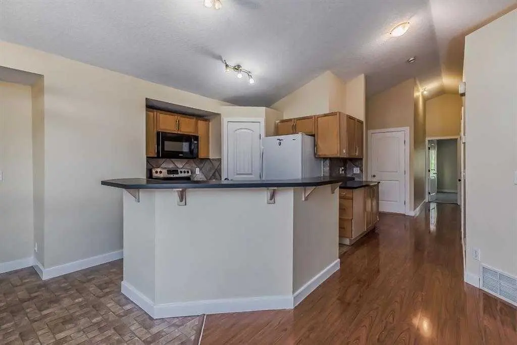 211 Saddlebrook Way NE