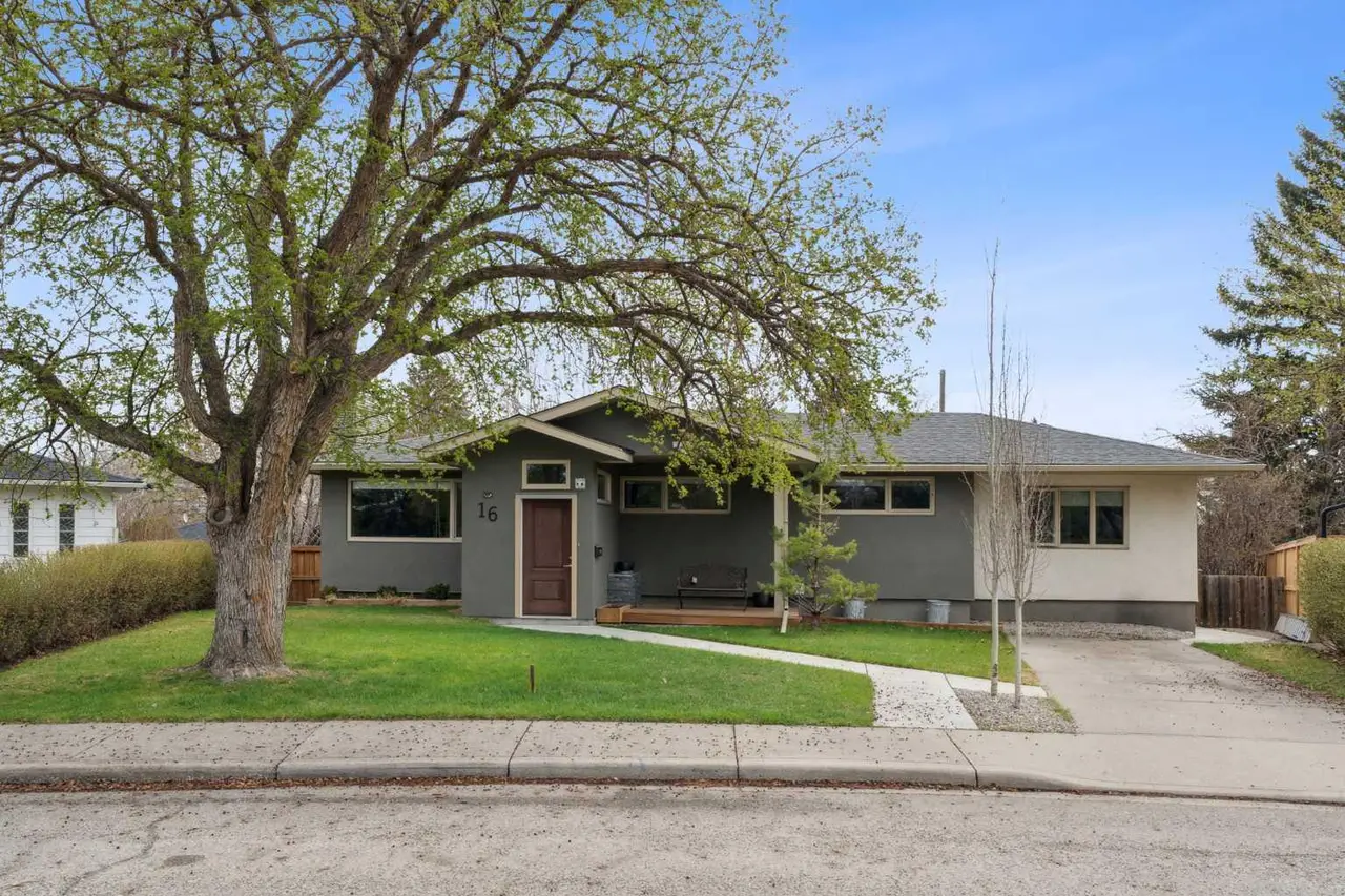 16 MEADOWLARK Crescent SW