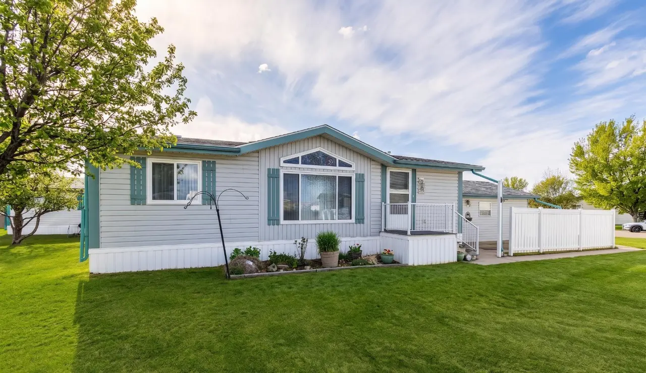 8, 1600 Strachan Road SE