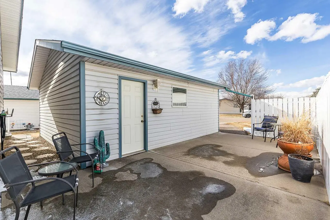 8, 1600 Strachan Road SE