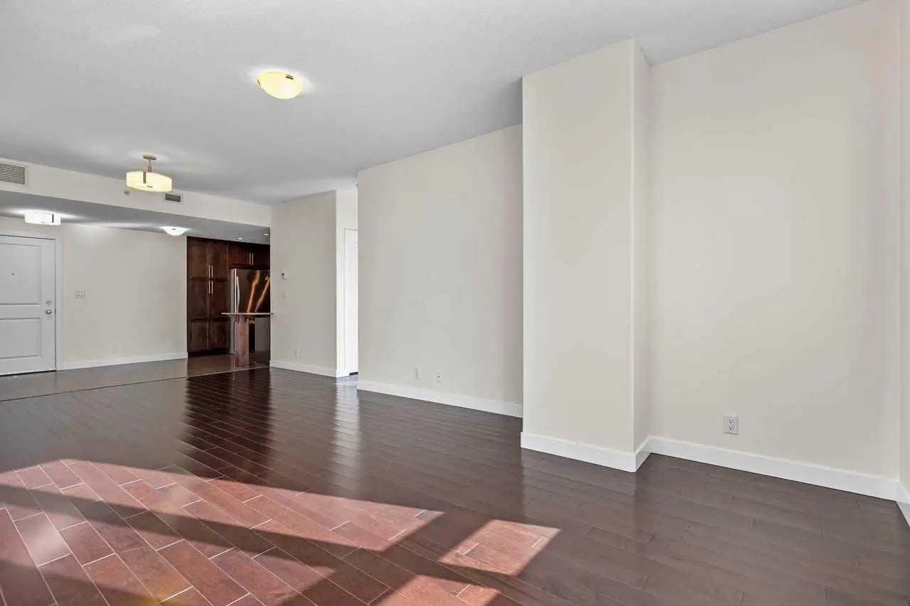310, 16 Varsity Estates Circle NW