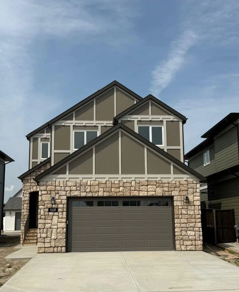 668 Devonia Road W