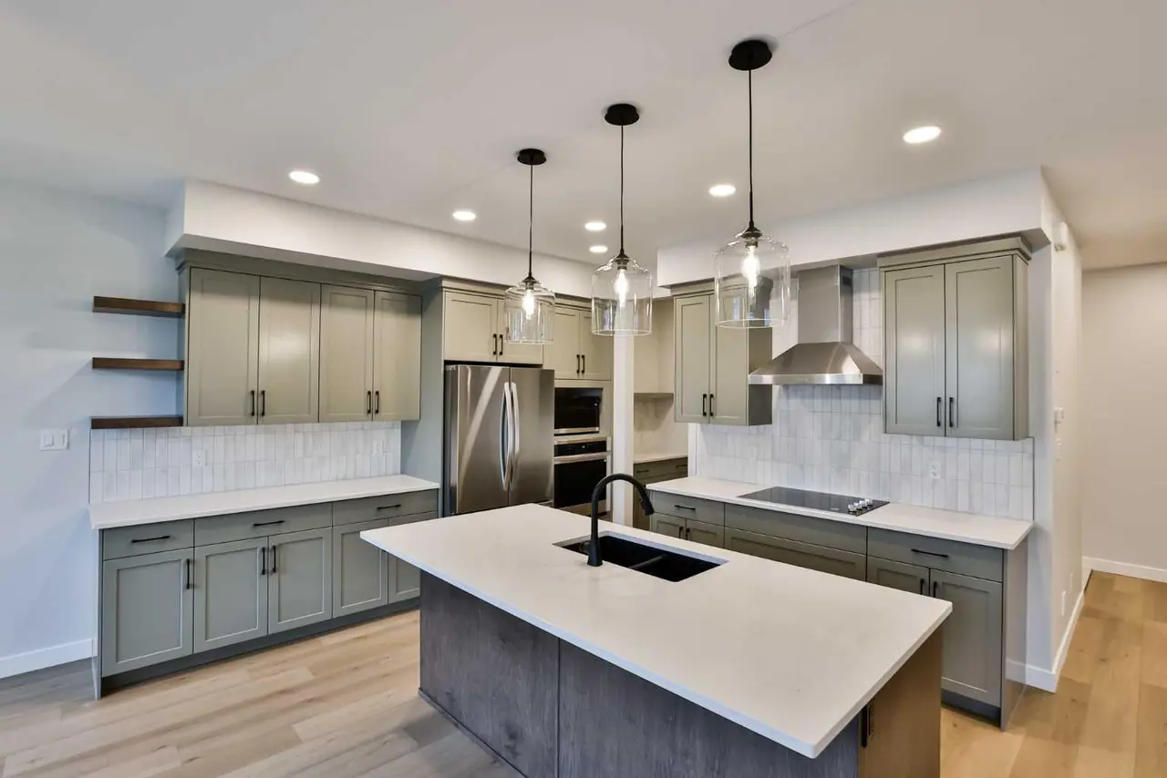 668 Devonia Road W