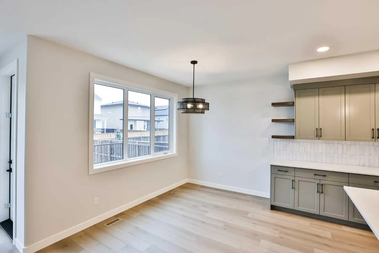 668 Devonia Road W