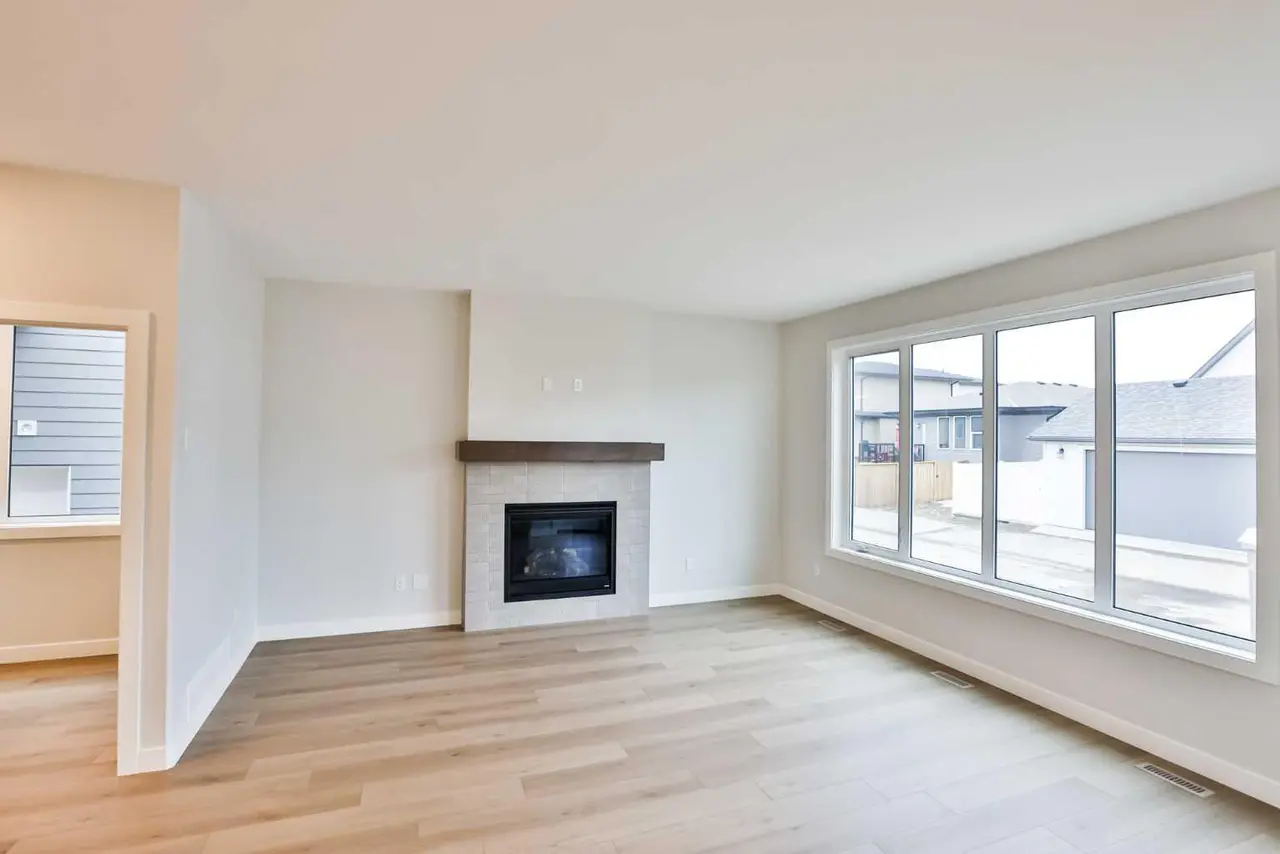 668 Devonia Road W