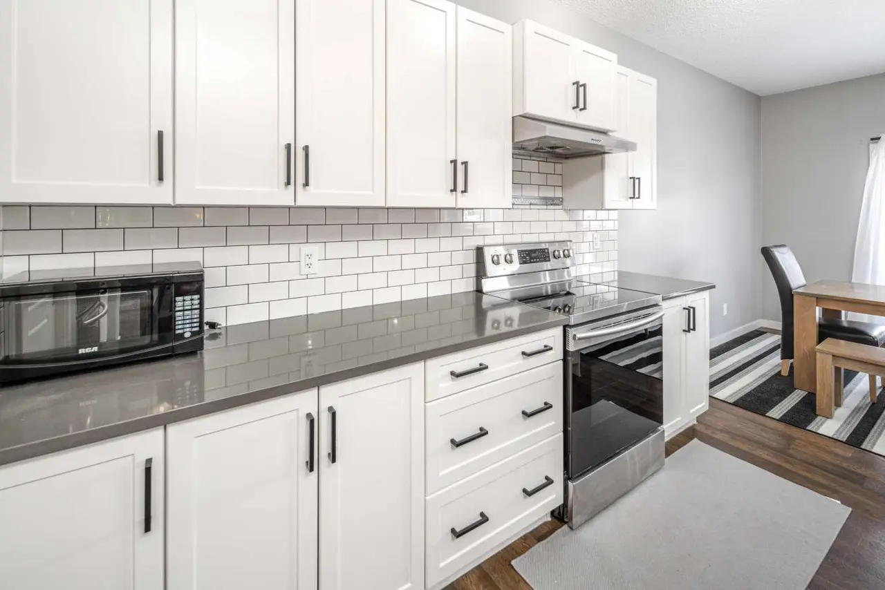 80 Howse Manor NE