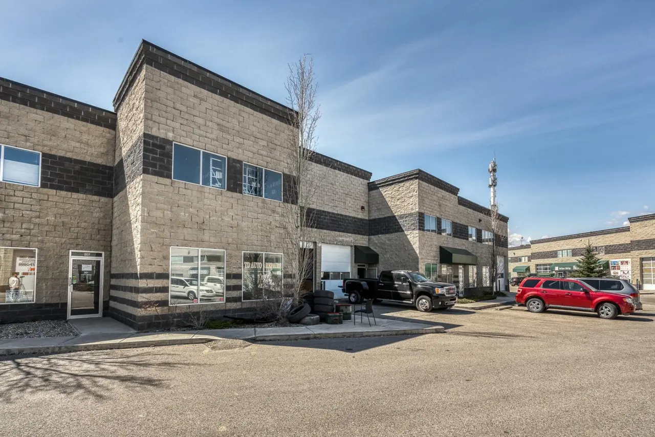 215, 32 Westwinds Crescent NE
