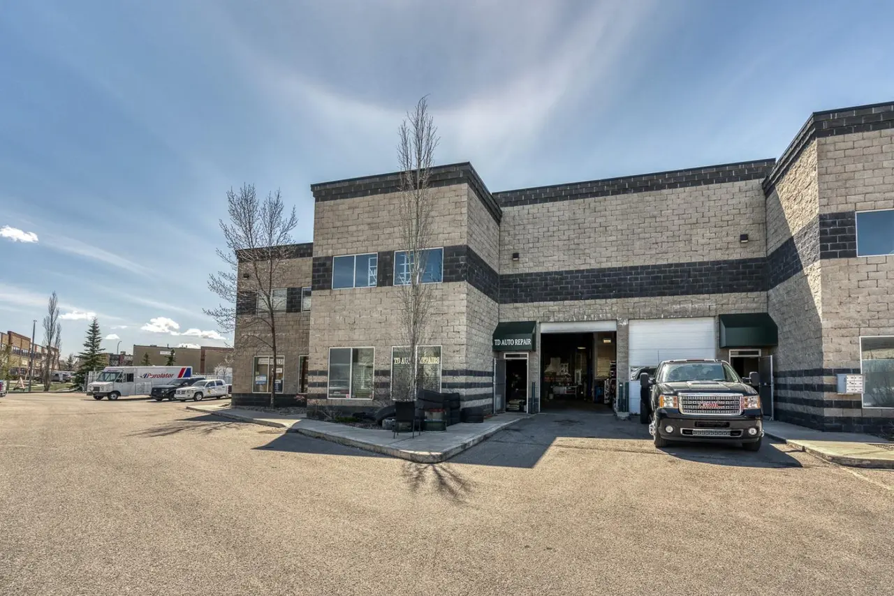 215, 32 Westwinds Crescent NE