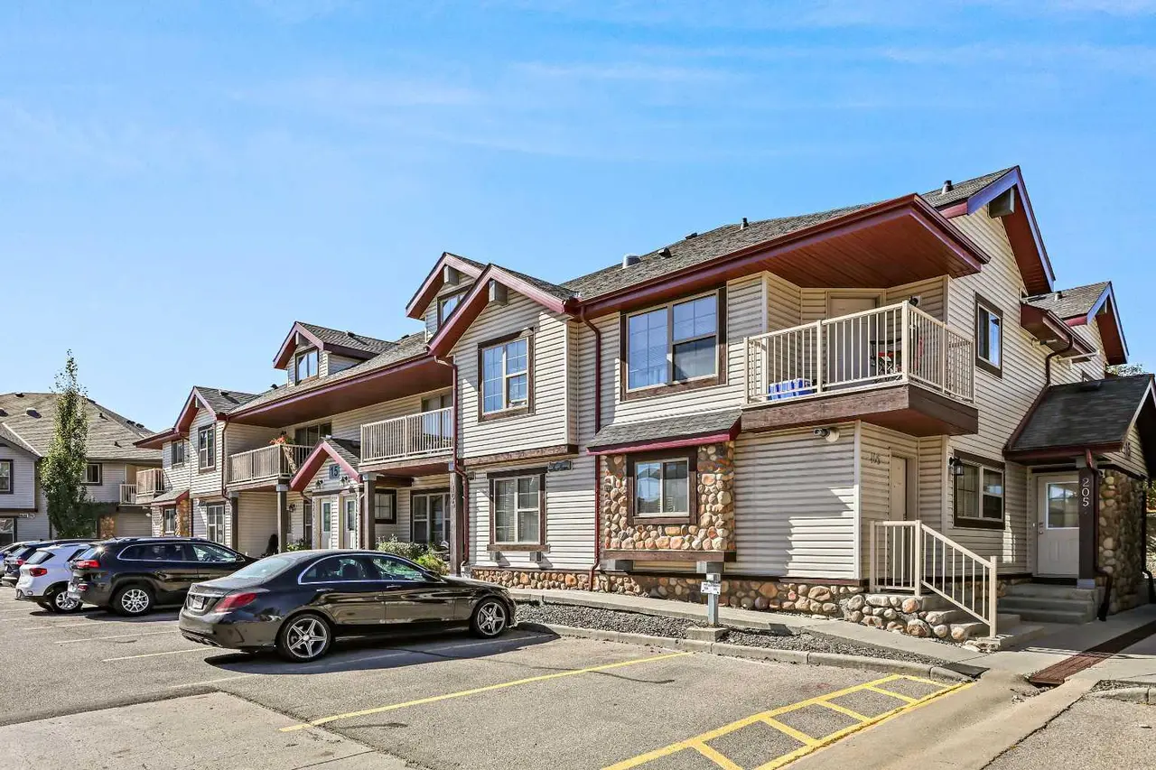 104, 15 Everridge Square SW