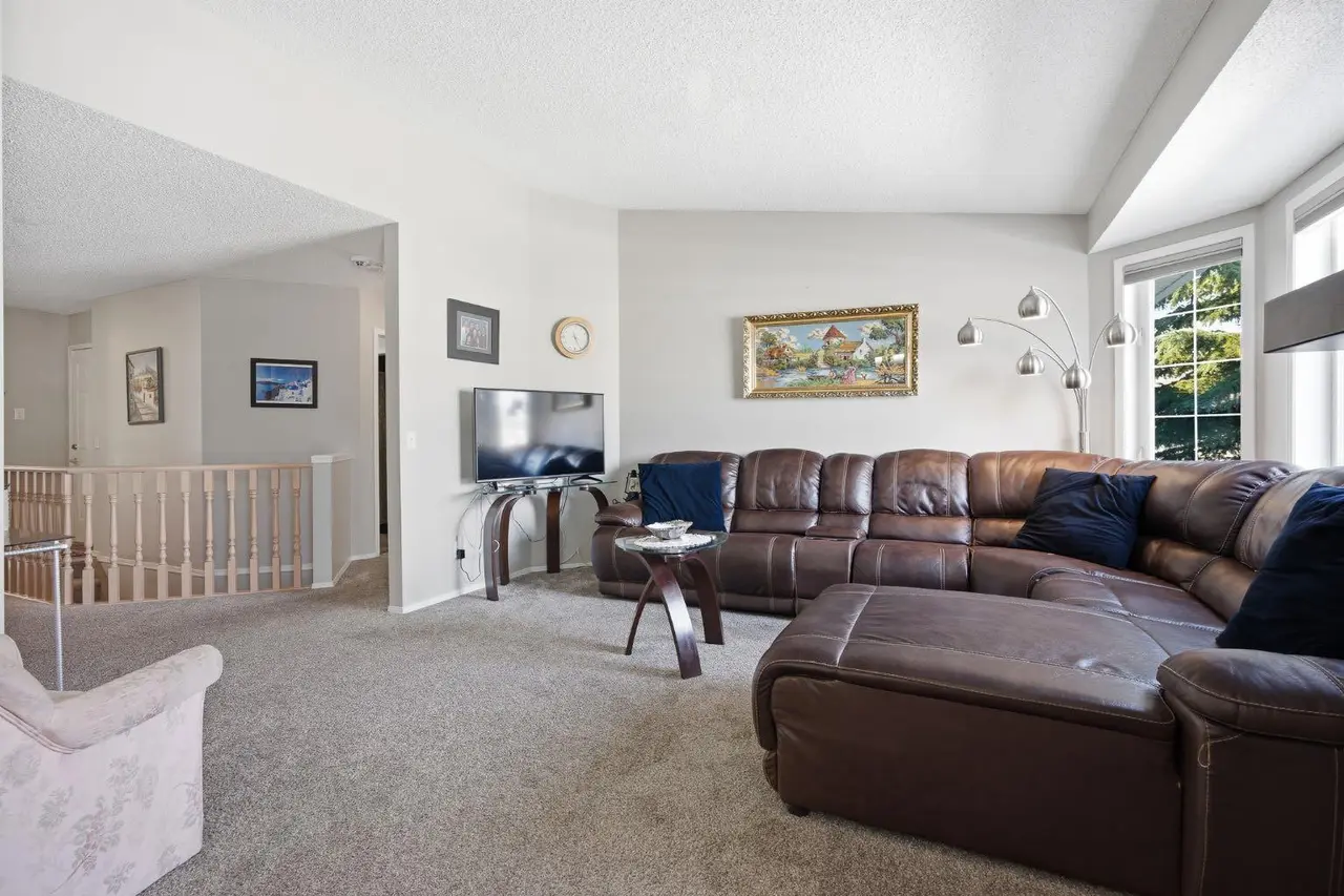216 Valley Ridge Heights NW