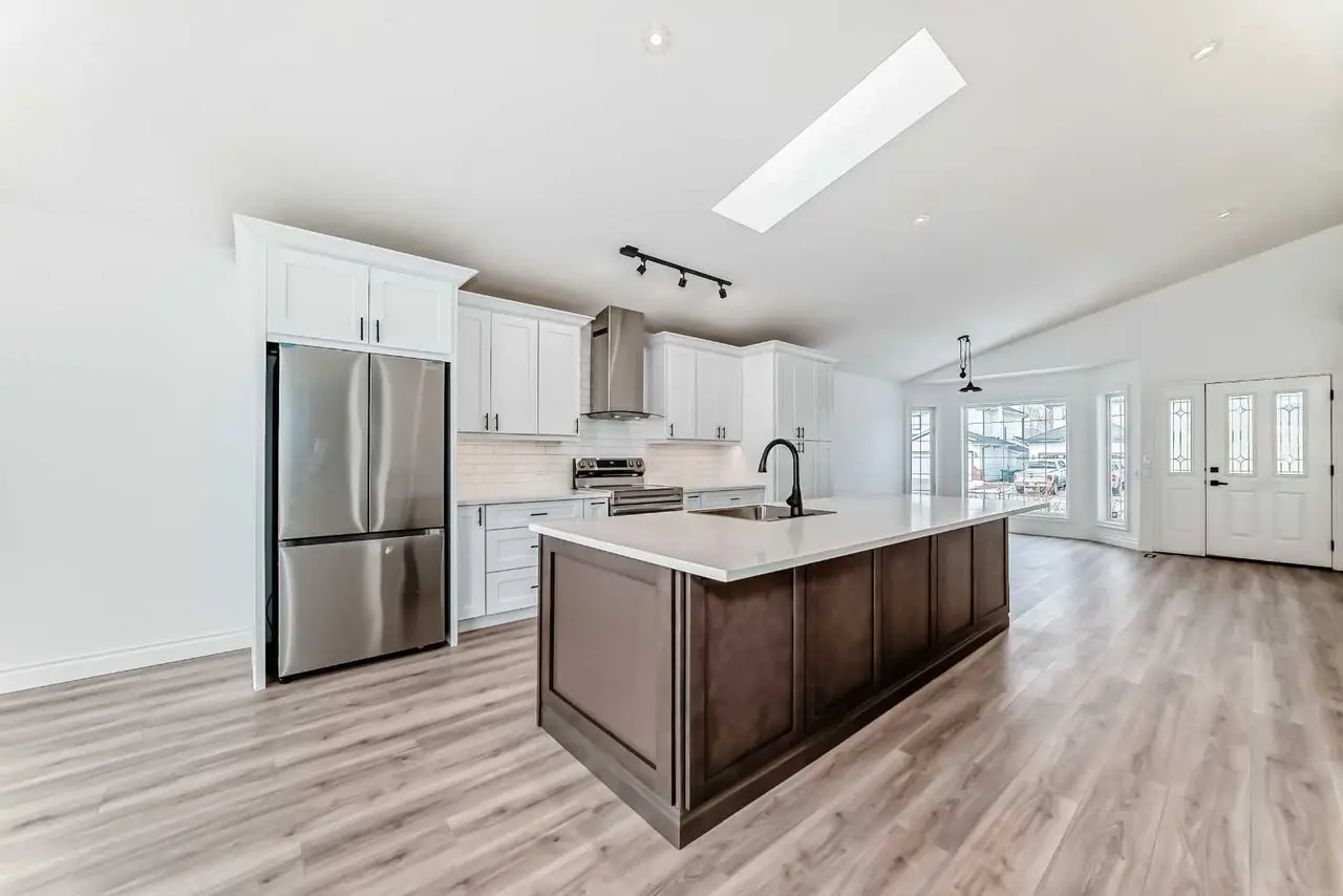 228 Woodside Crescent NW