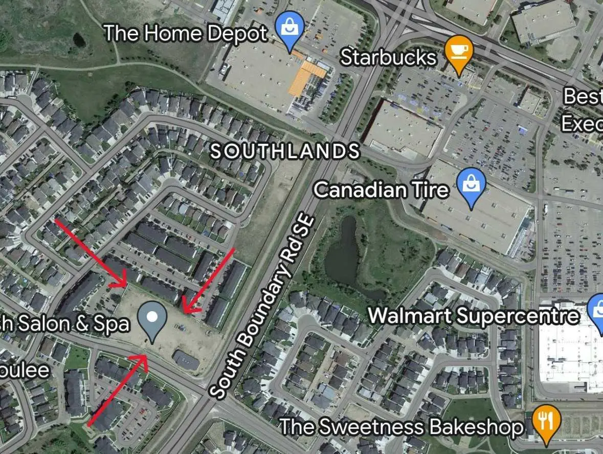 204, 4979 Southlands Drive SE