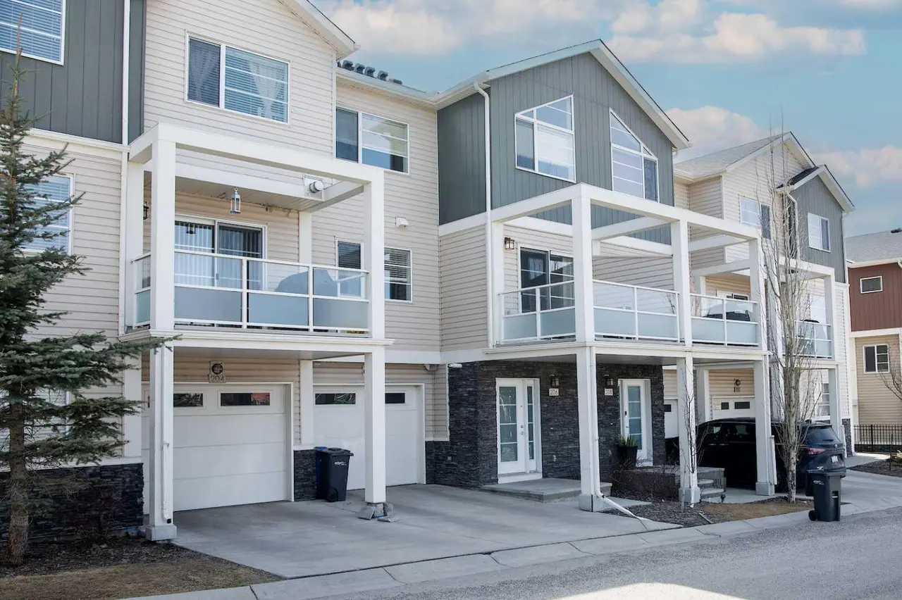 206 Redstone View NE