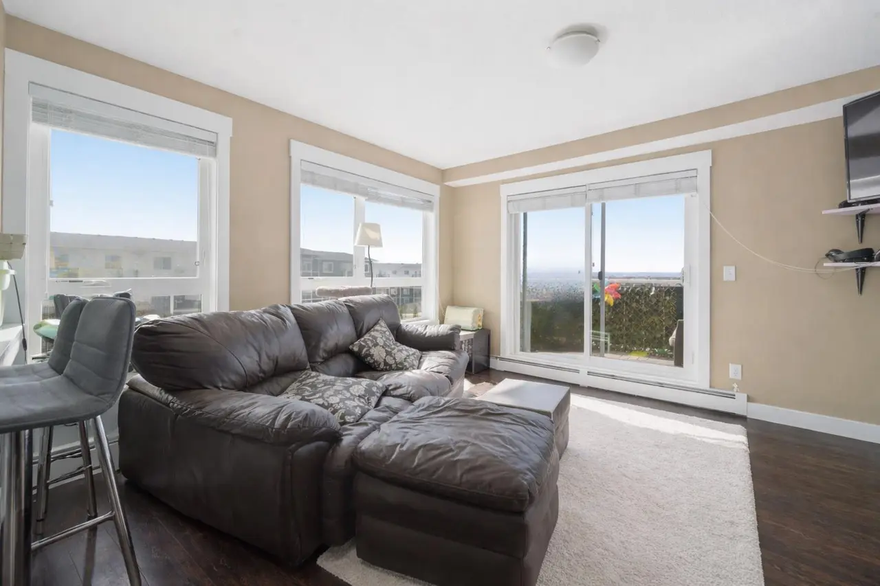 7415, 302 Skyview Ranch Drive NE