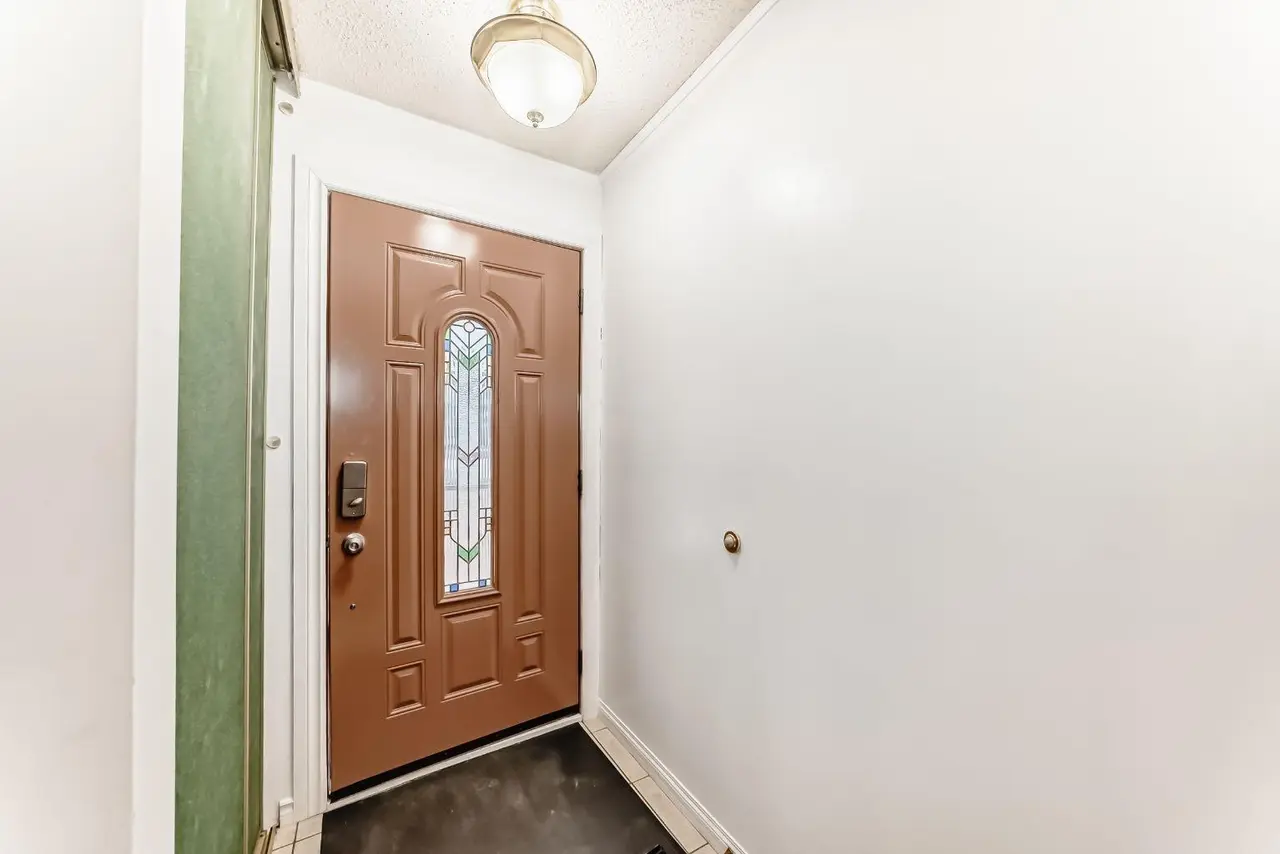 255 Falshire Way NE
