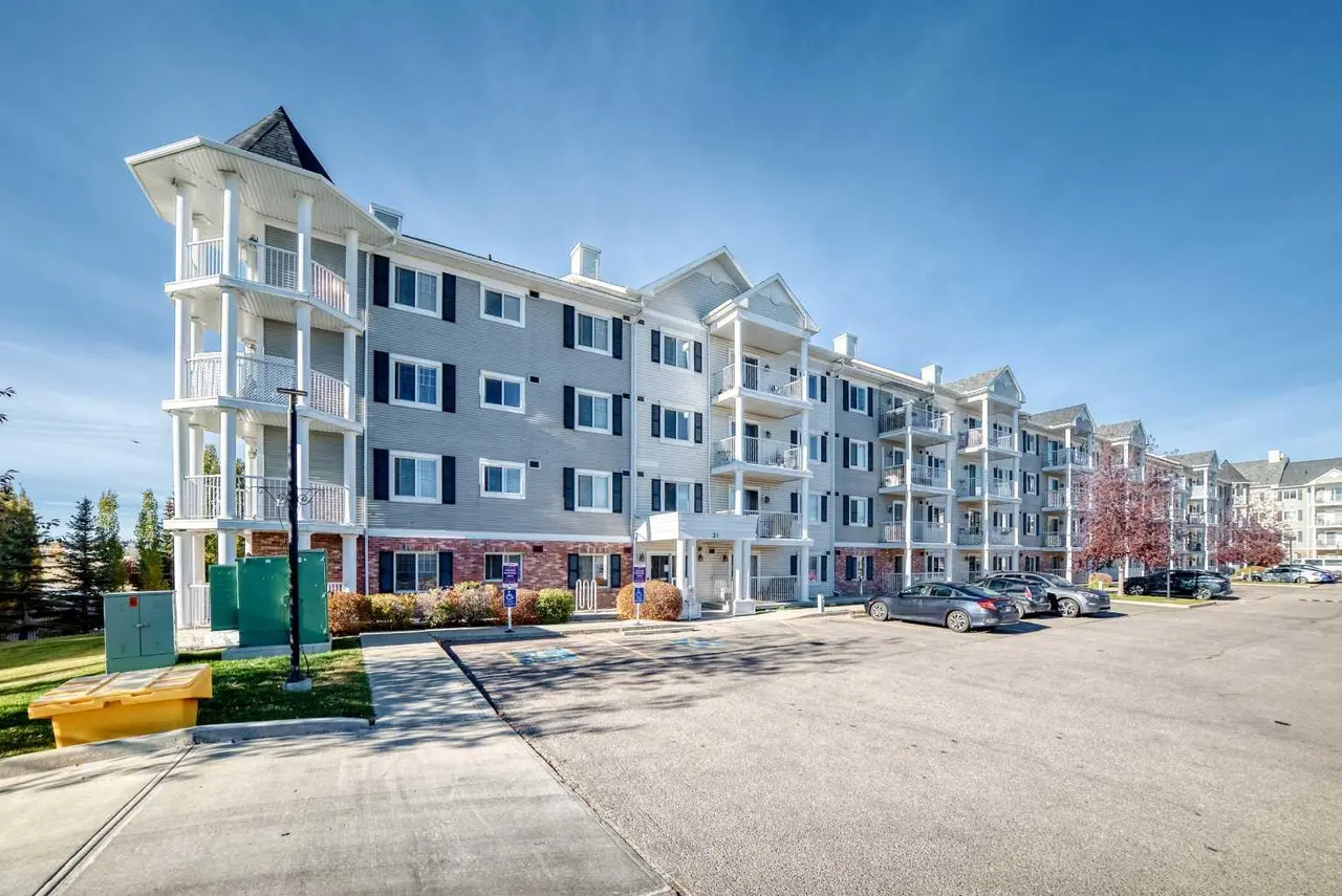 4404, 31 Country Village Manor NE
