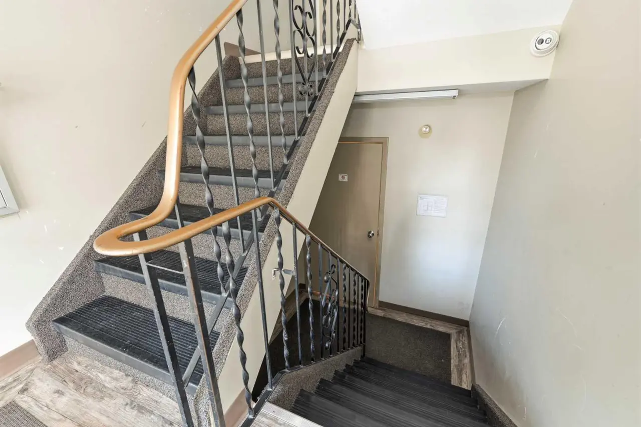 102, 5812 61 Street 