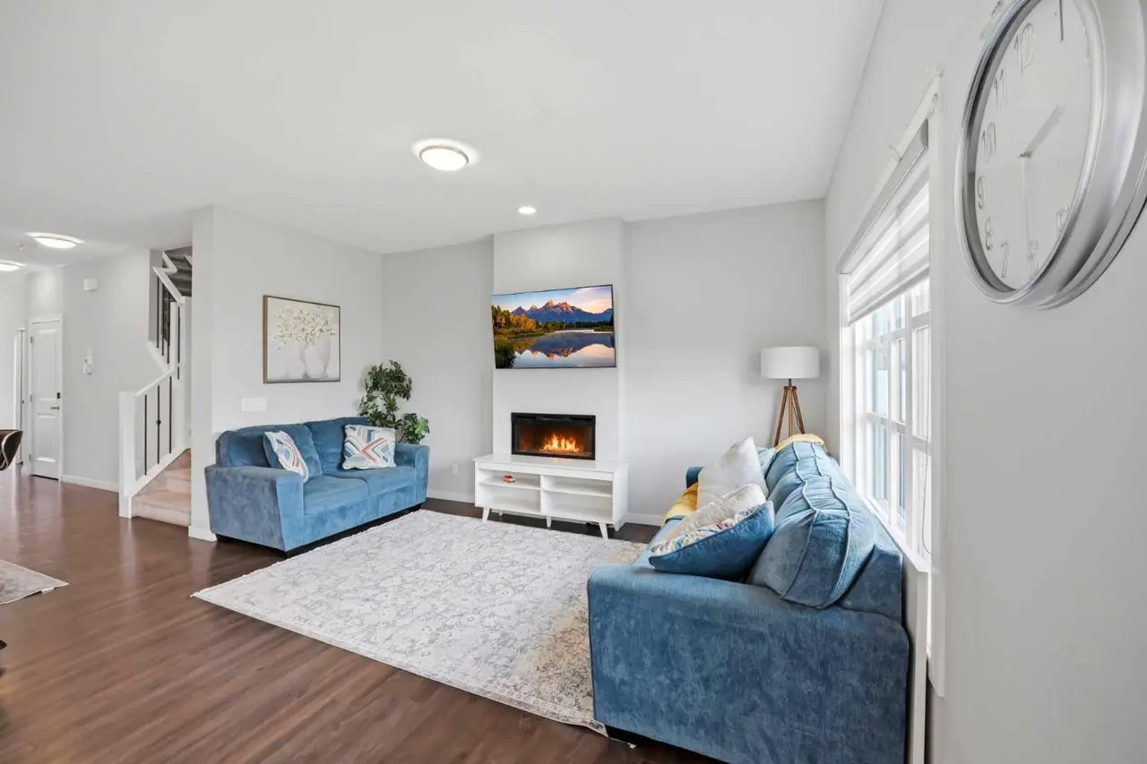 186 Carringvue Park NW