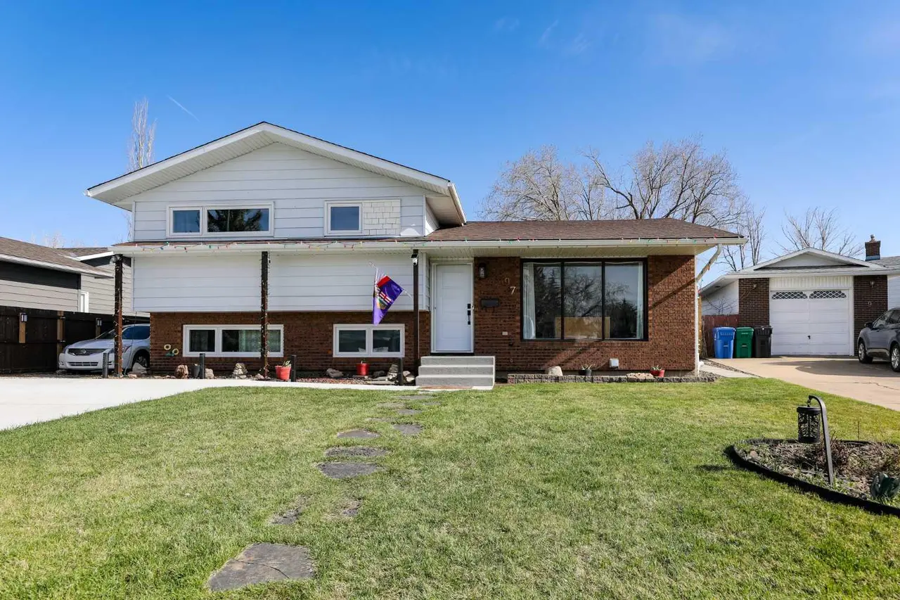 97 Laval Court W