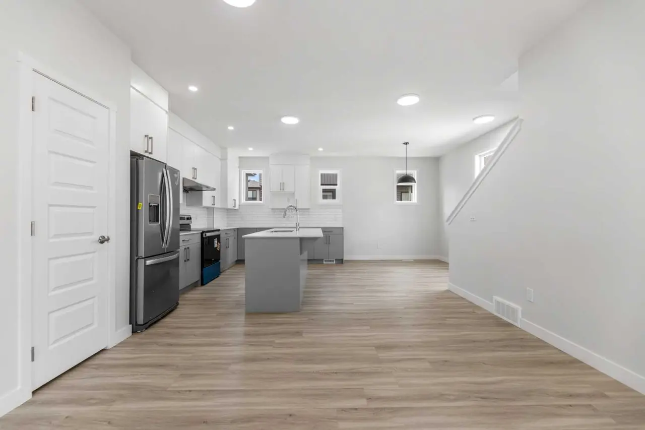 803, 90 Corner Meadows Manor NE