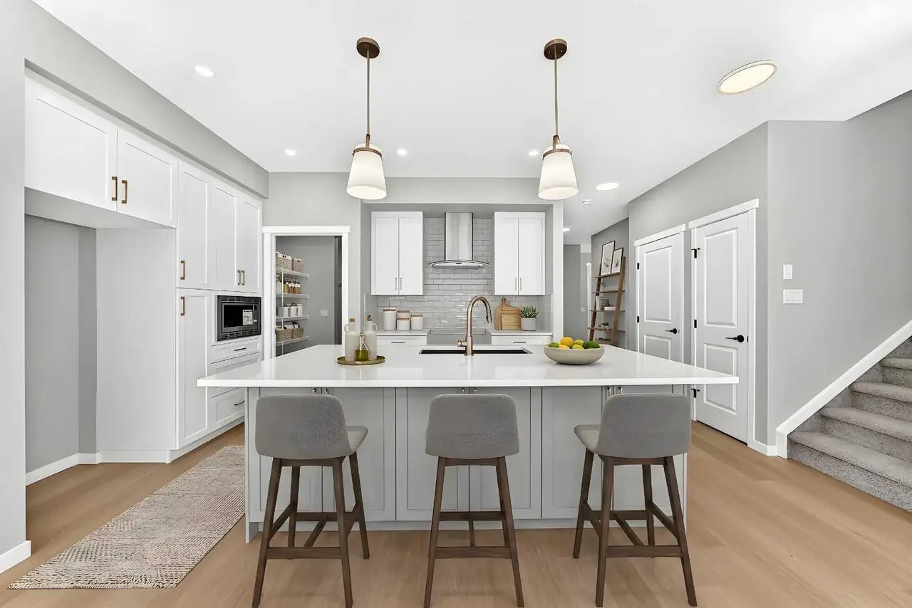 547 Mercado Avenue SE