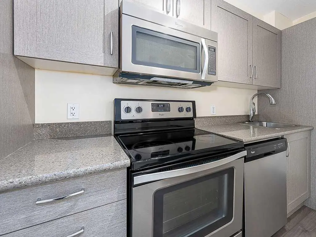 706, 30 Brentwood Common NW