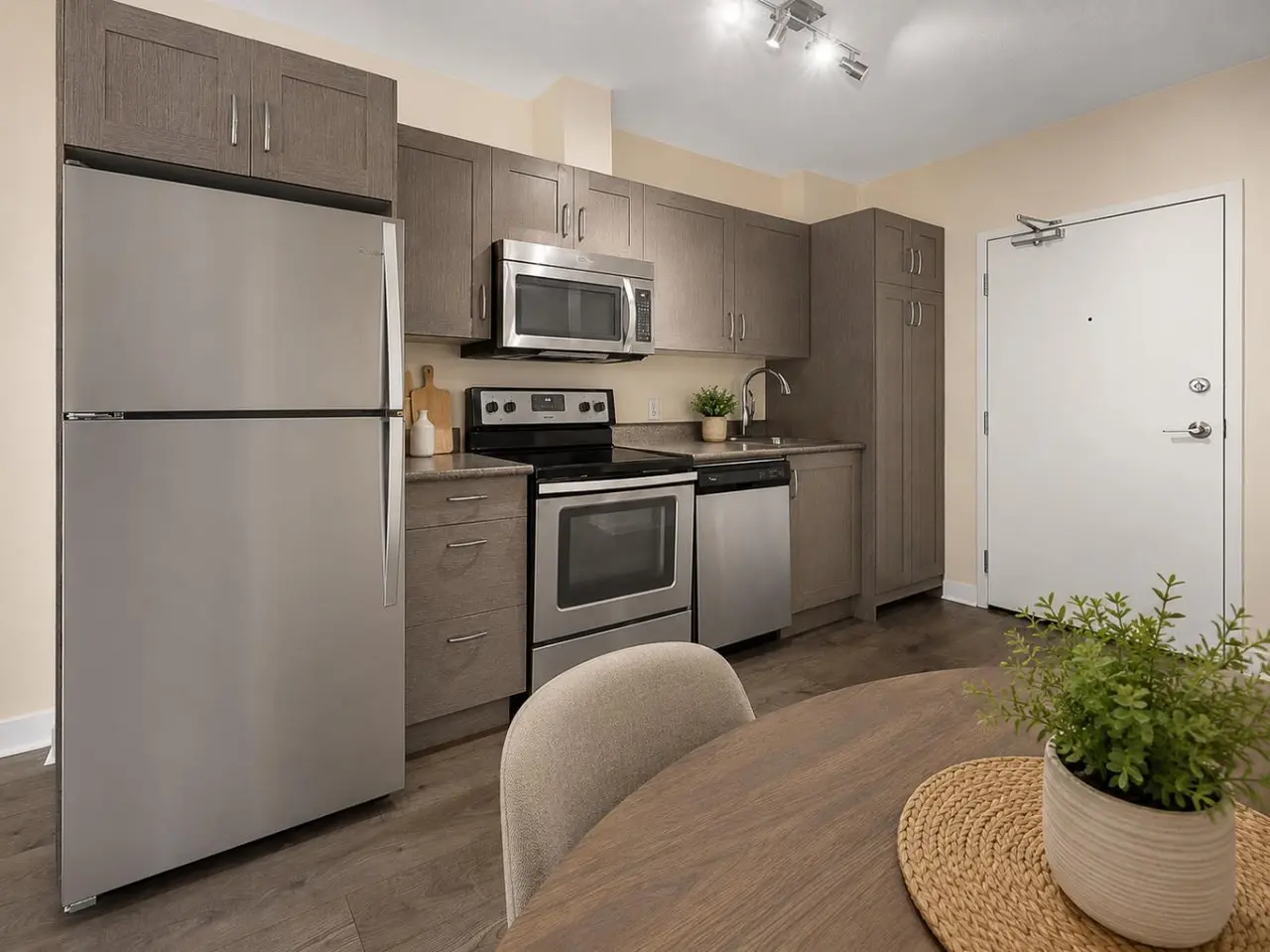 706, 30 Brentwood Common NW