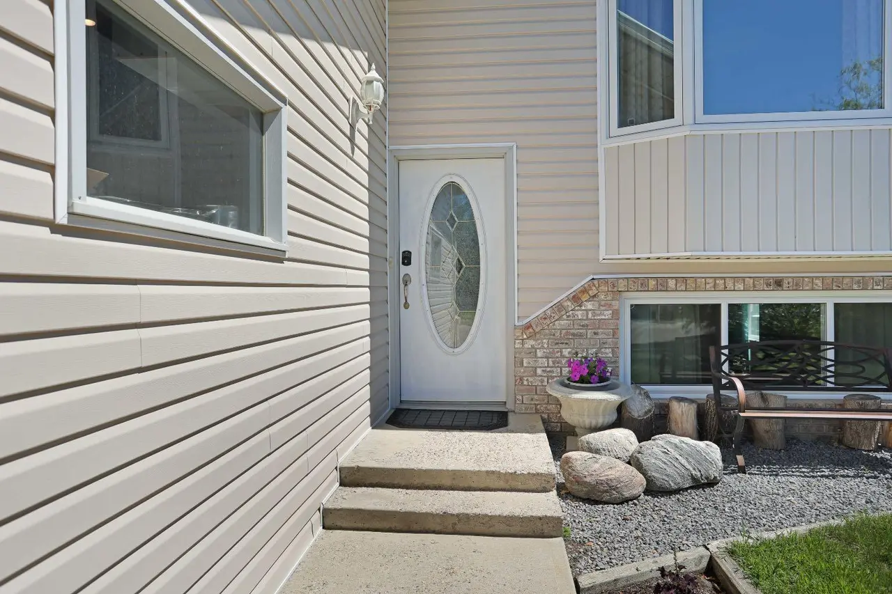 28 Upland Crescent W