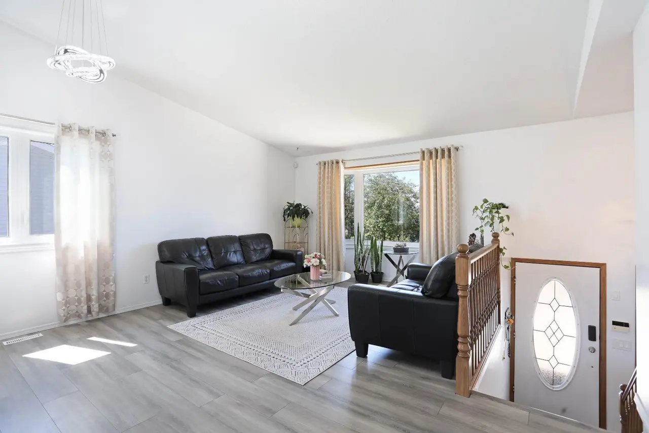 28 Upland Crescent W