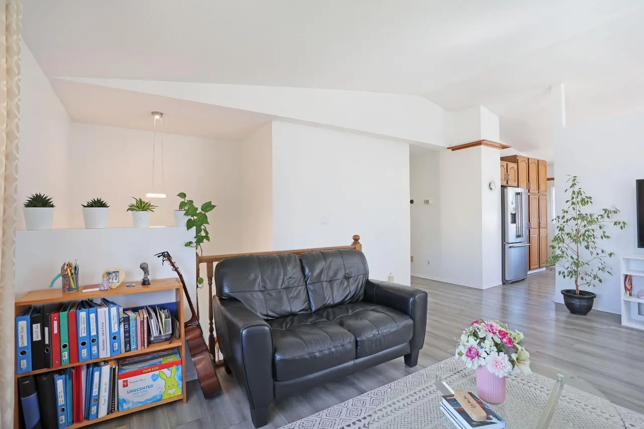 28 Upland Crescent W
