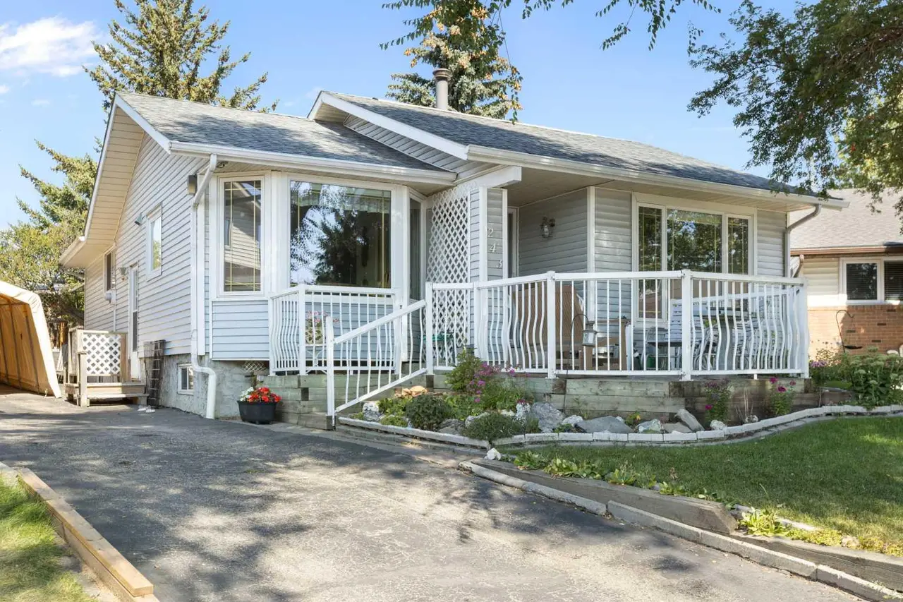 243 Radcliffe Place SE