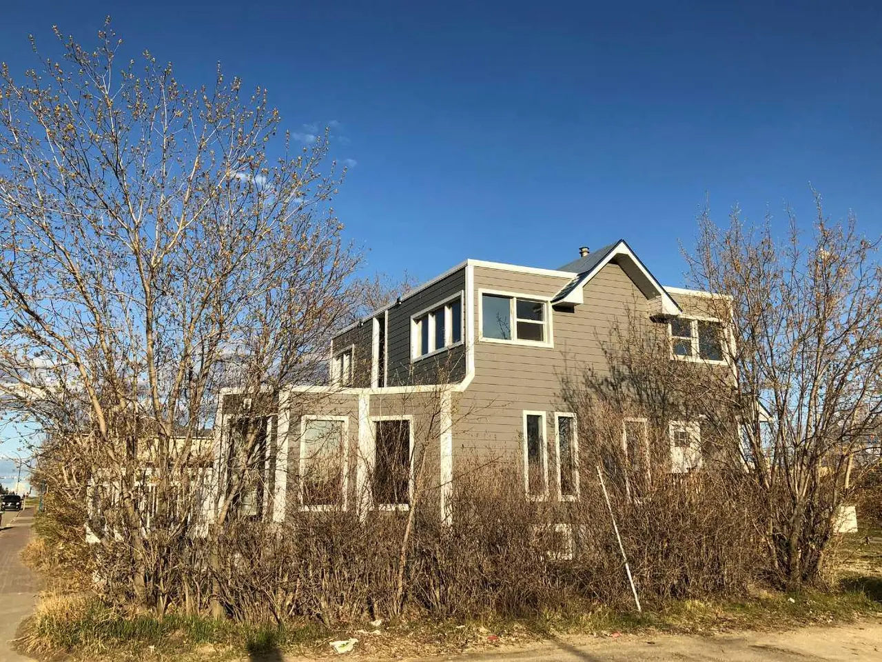 9731 100 Avenue 