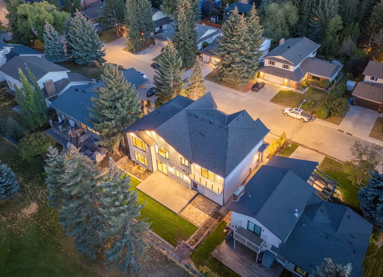 620 Varsity Estates Crescent NW