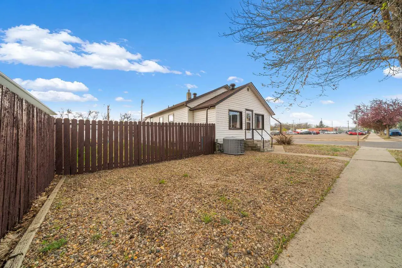 801B 2 Street SE