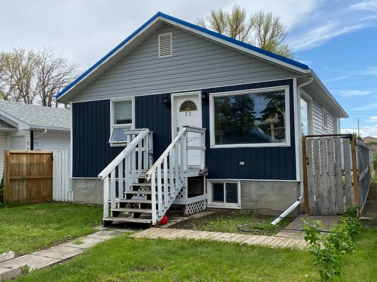 23 Pine Avenue W