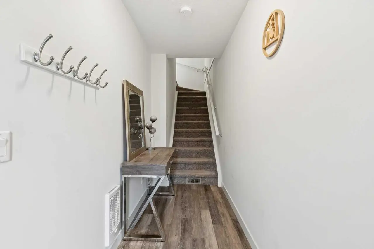 108, 11 Evanscrest Mews NW
