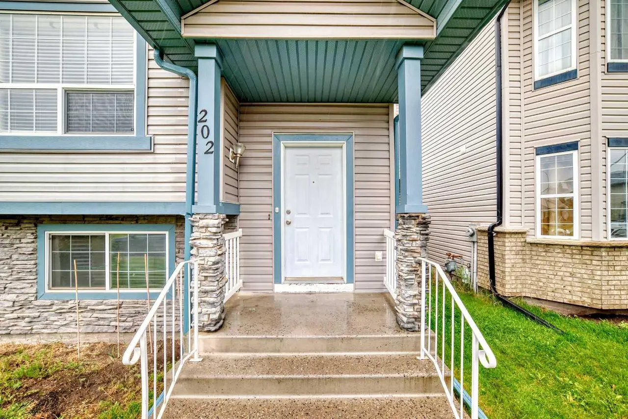 202 Saddlemead Green NE