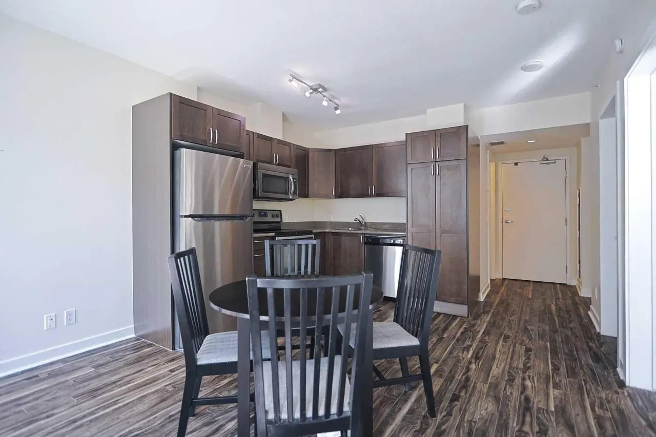 904, 10 Brentwood Common NW