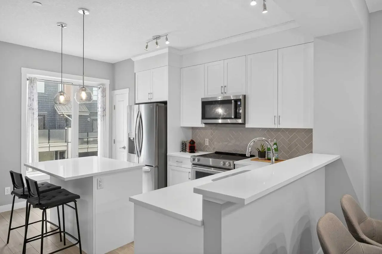 242 Livingston Common NE