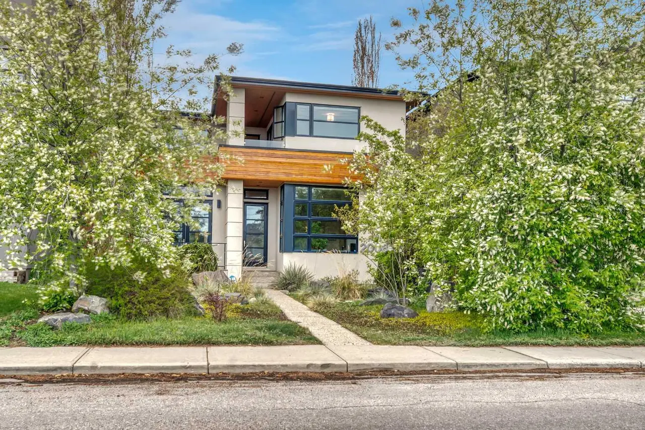 2008 38 Avenue SW